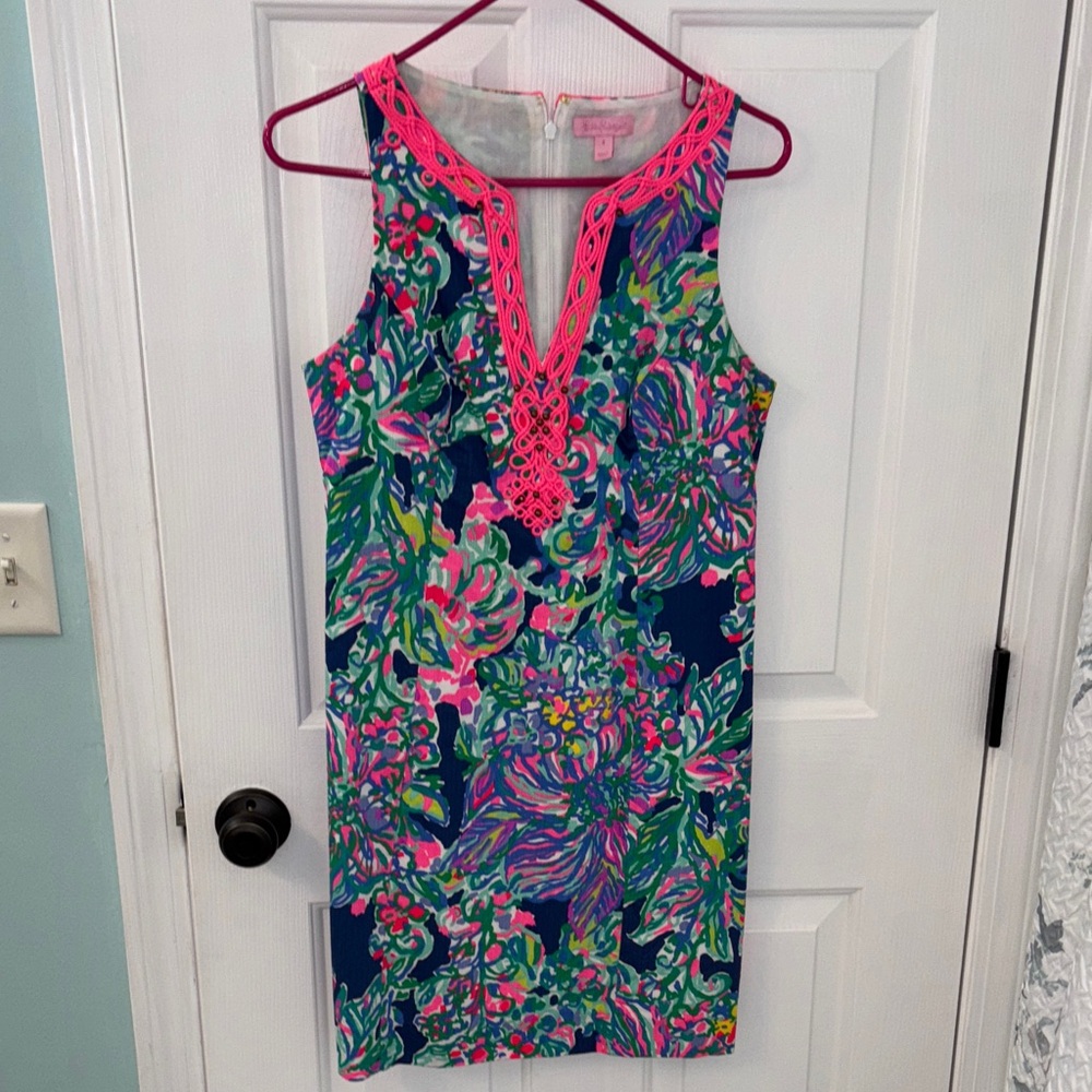 Lilly Pulitzer- Vibrant Sleeveless Dress with Pink Accents